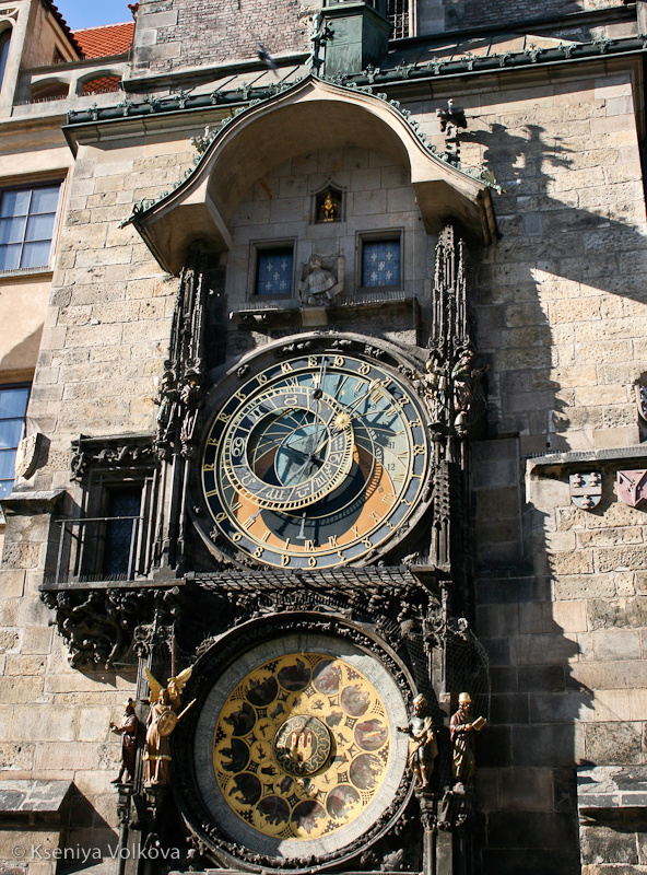 Астрономические часы на Городской ратуше — под ними всегда целая толпа наблюдателей. Прага, Чехия