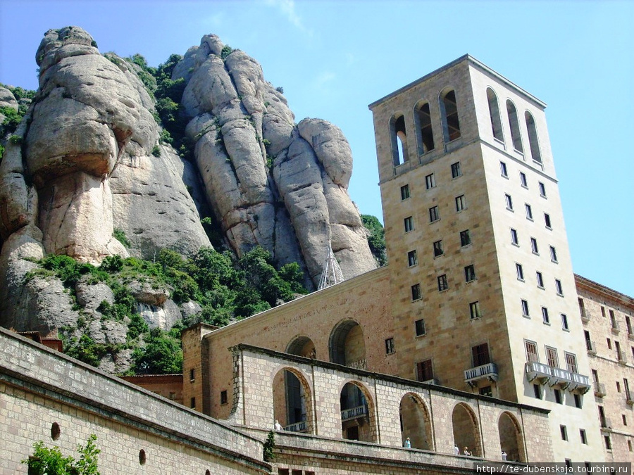 Можно долго спорить: толи гора нависла над монастырем, толи монастырь внедрился в тело горы... Монастырь Монтсеррат, Испания