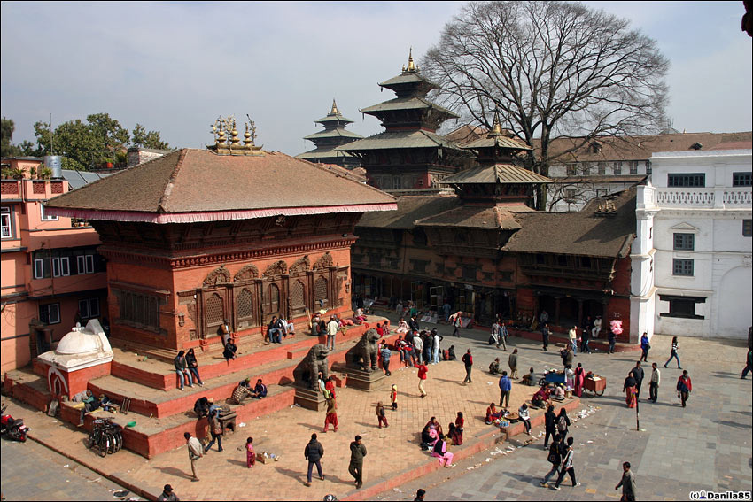 На площади расположено множество храмов. Это некоторые из них. Катманду, Непал
