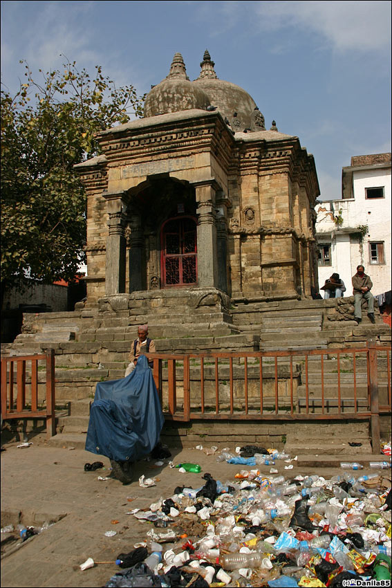 Я слишком цельно воспринимаю окружающую реальность и не могу отделить архитектурные памятники от куч мусора под ними. Катманду, Непал