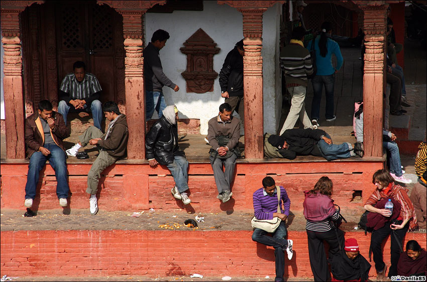 Молодёжь особенно любит тусить на террасах храмов. Катманду, Непал
