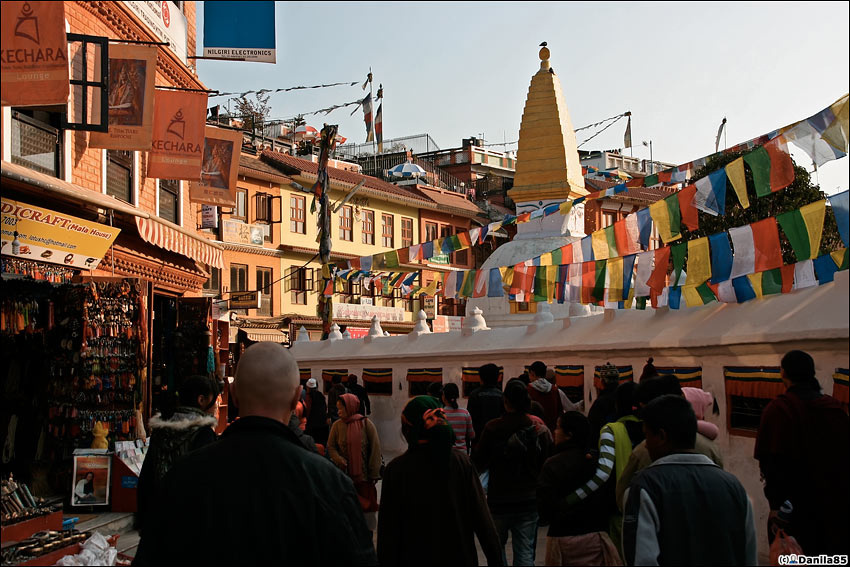 Крутя ли молитвенные барабаны или рассматривая ассортимент лавок — не так важно, каждому своё. Катманду, Непал
