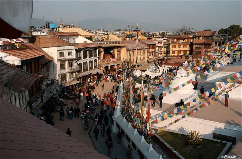 Люди непрерывно делаю кору. Катманду, Непал
