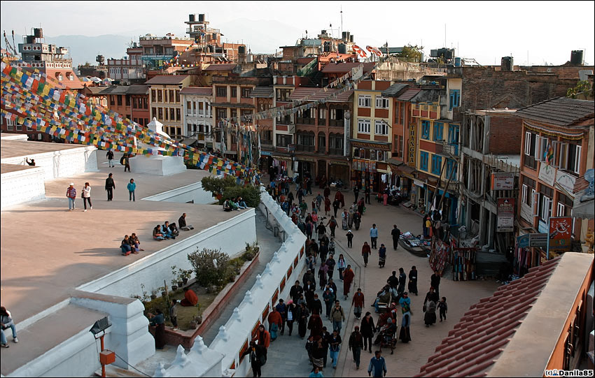 Вокруг ступы находится множество лавочек, магазинчиков и кафе, в домах, крУгом обступающих ступу. Катманду, Непал