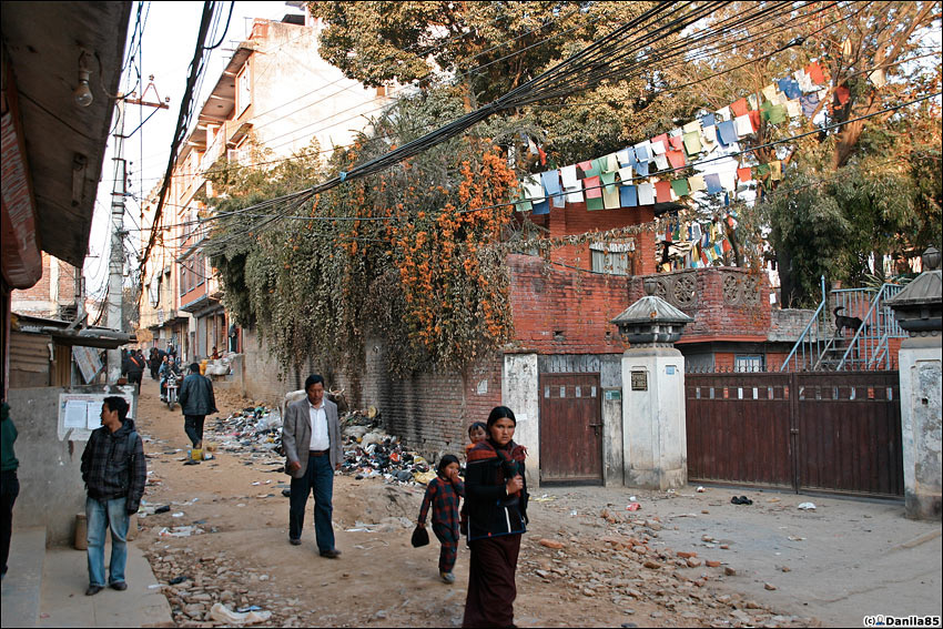 А совсем рядом обычные непальские улочки. Катманду, Непал