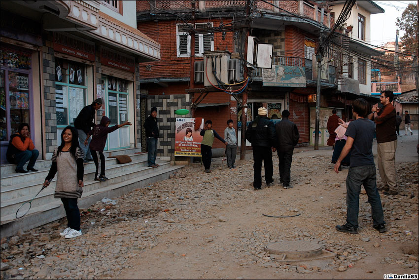 Поперёк улиц играют в фрисби и бадминтон. Катманду, Непал