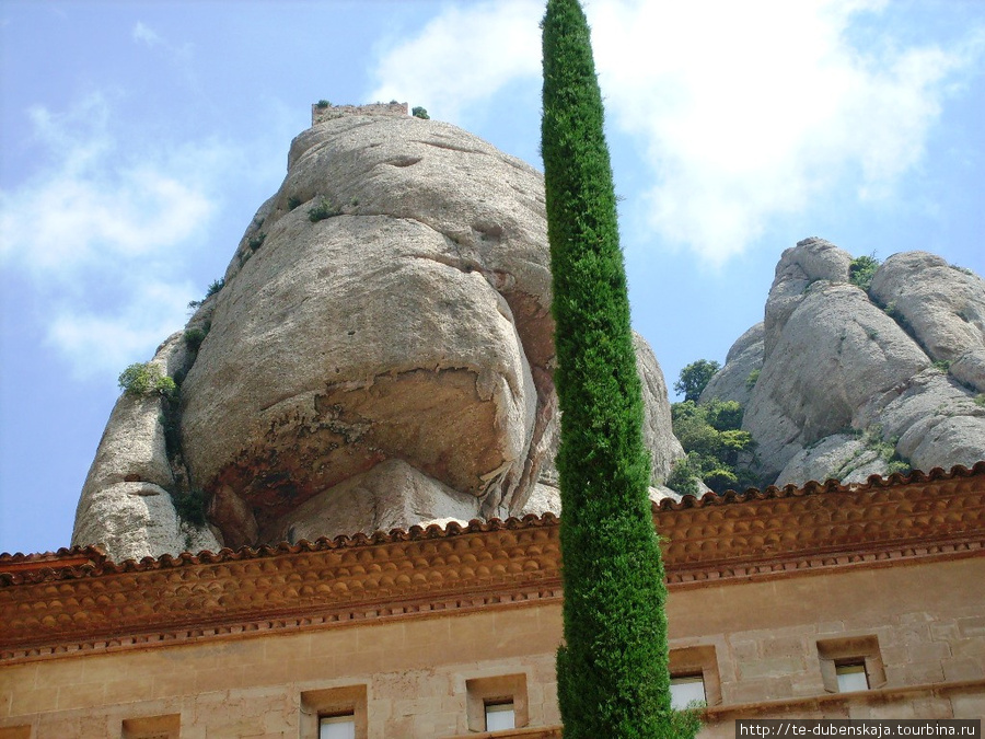 Нависшая гора. Монастырь Монтсеррат, Испания