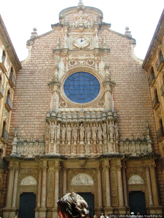 Вход в собор. Монастырь Монтсеррат, Испания