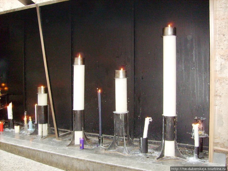 Свечи может поставить любой, а купить их можно перед входом в собор. Монастырь Монтсеррат, Испания