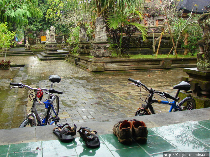 Дождь, спрятались под крышей храма Бали, Индонезия