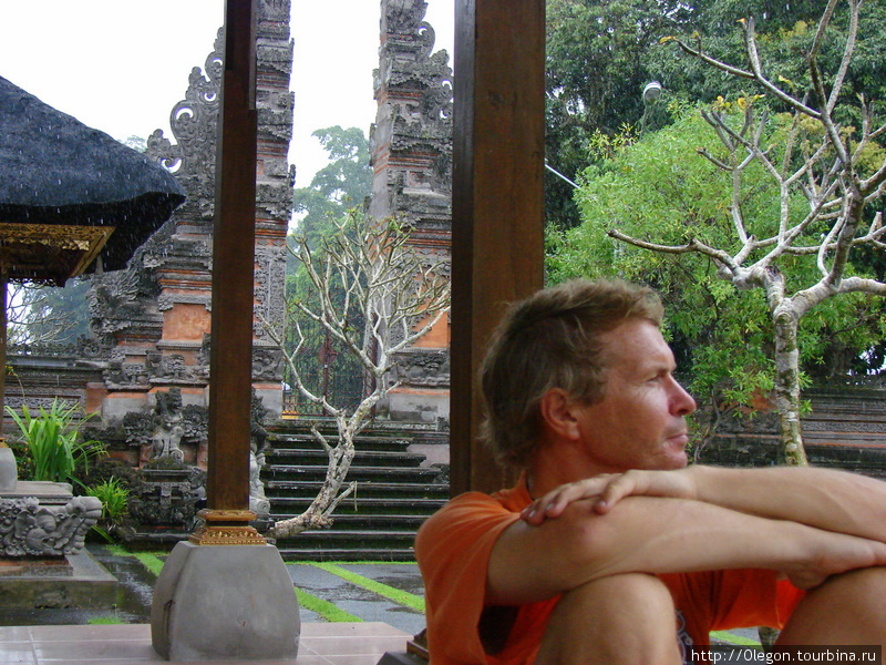 Валерий Шанин медитирует Бали, Индонезия