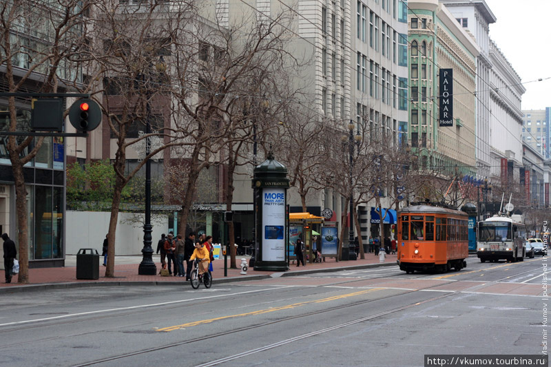 Ещё по Маркет Стрит бегают вот эти трамваи. Все они привезены из разных стран мира, поэтому и выглядят не совсем одинаково. Сан-Франциско, CША