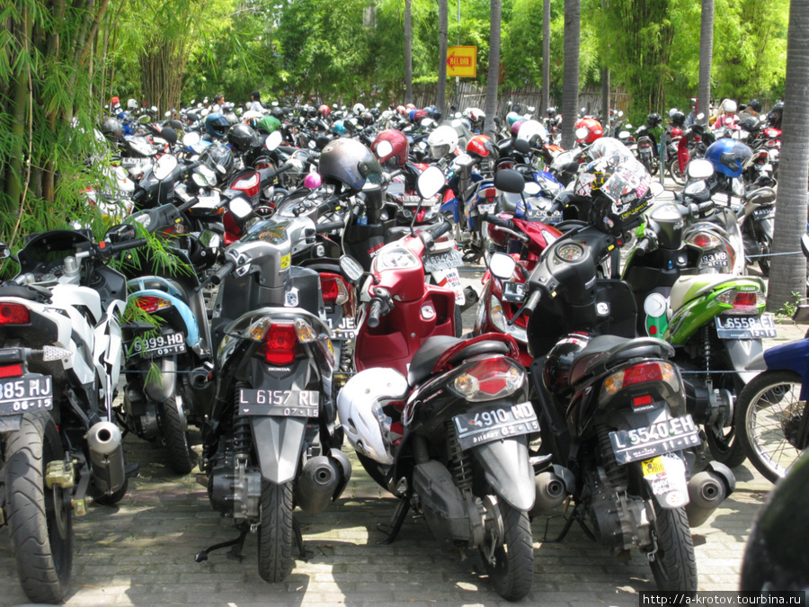 Как везде, много мотоциклистов, и на стоянках — сотни мотоциклов Сурабайя, Индонезия