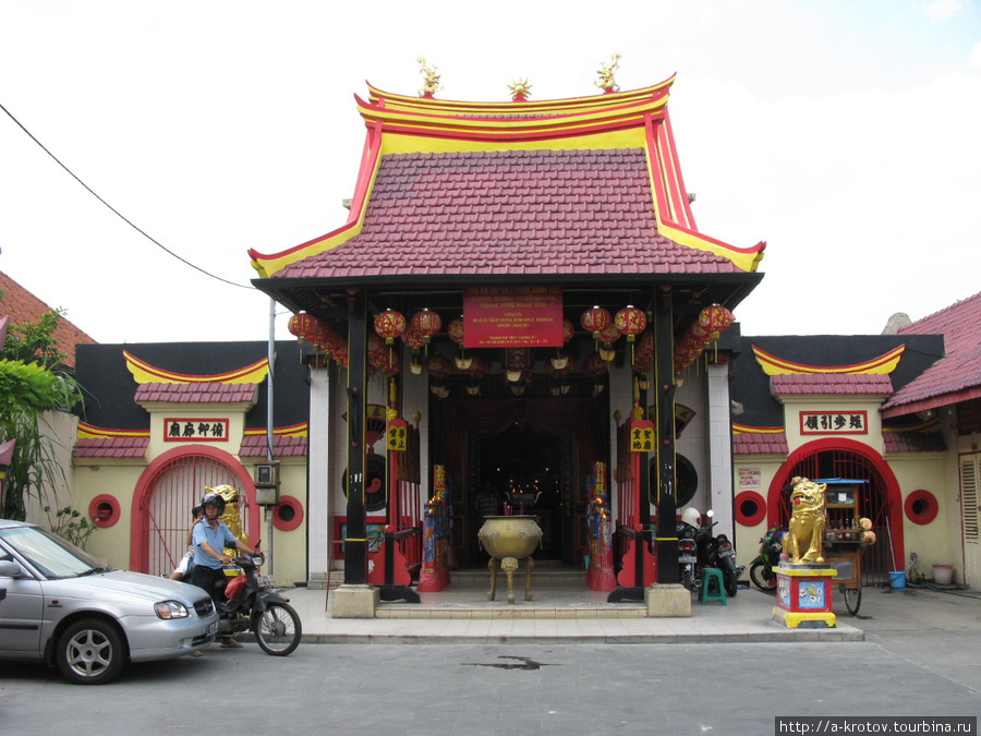 Есть тоже китайский храм, как и в Малаге — на этот раз я не заходил Сурабайя, Индонезия