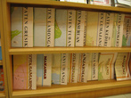 В книжном магазине = много карт и путеводителей (на индонезийском)