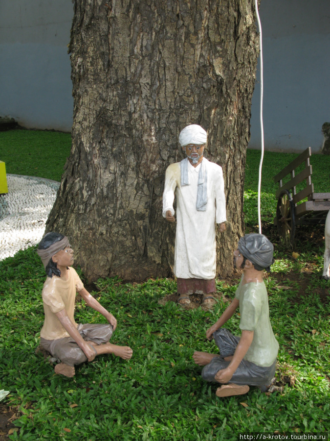 история Индонезии в микро-скульптурах!
...Распространение ислама в Индонезии Сурабайя, Индонезия