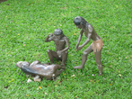 супер-прикольная вещь. В парке — история Индонезии в микро-скульптурах
(рост каждой фигуры — около 50 см) от первобытных времён до наших дней