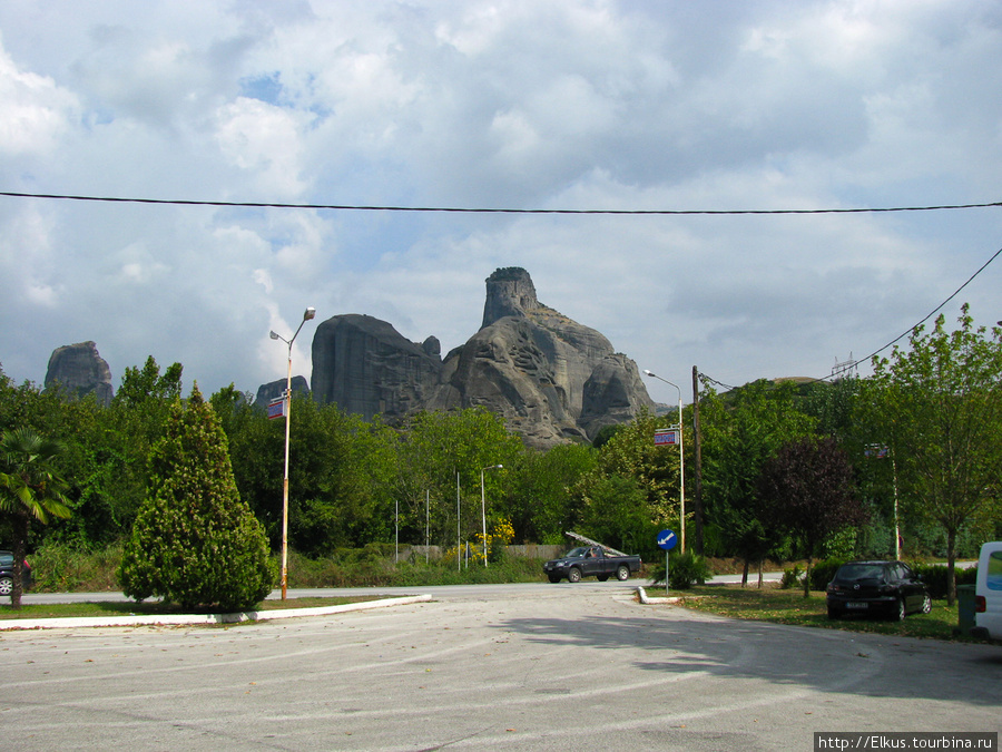 Общий вид на Метеоры со стоянки, где останавливаются автобусы Каламбака, Греция