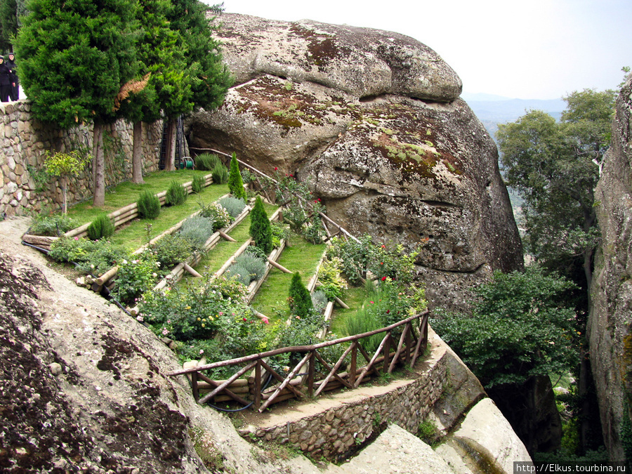 Монастырь Святого Стефана — женский монастырь, поэтому так много садиков и зелени Каламбака, Греция
