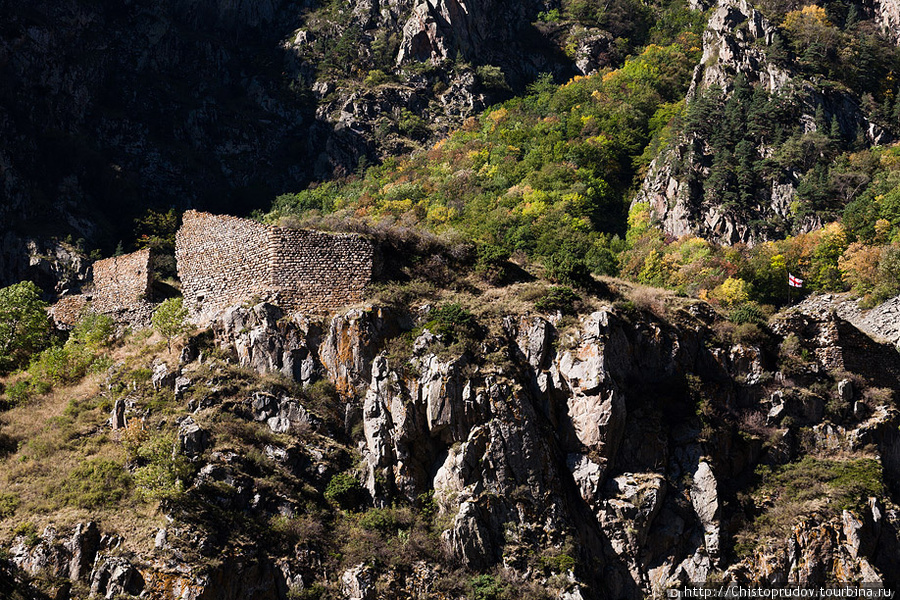 С грузинской таможни «Дариали» в Дарьяльском ущелье видны развалины старого замка Царицы Тамары. Грузия
