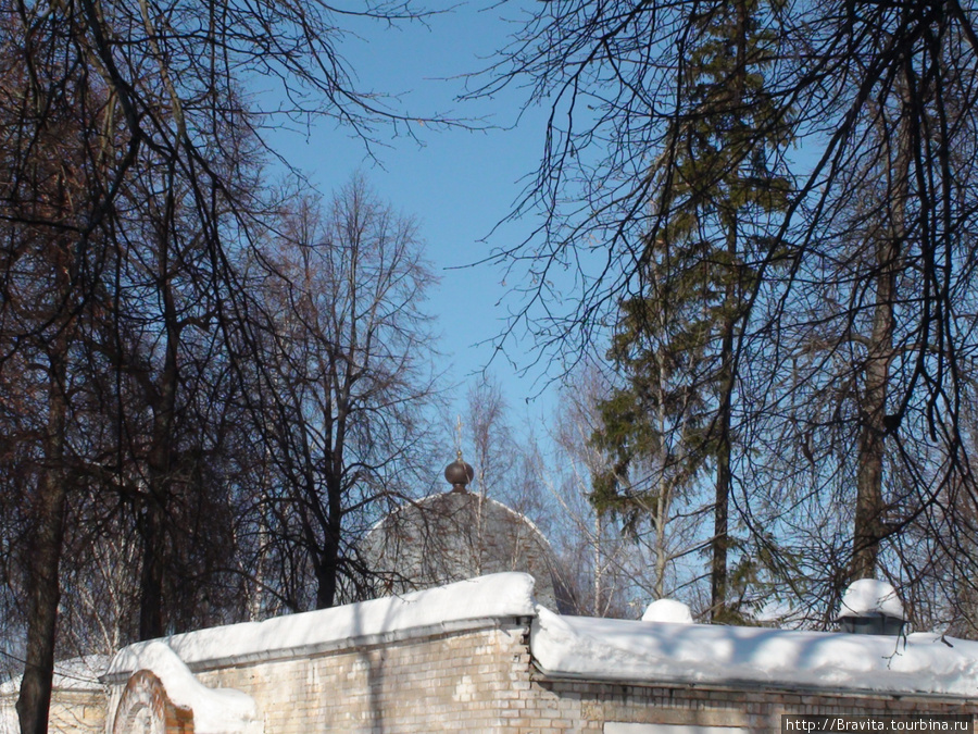 Вид на Знаменскую церковь со стороны усадьбы. Знаменское-Раёк, Россия