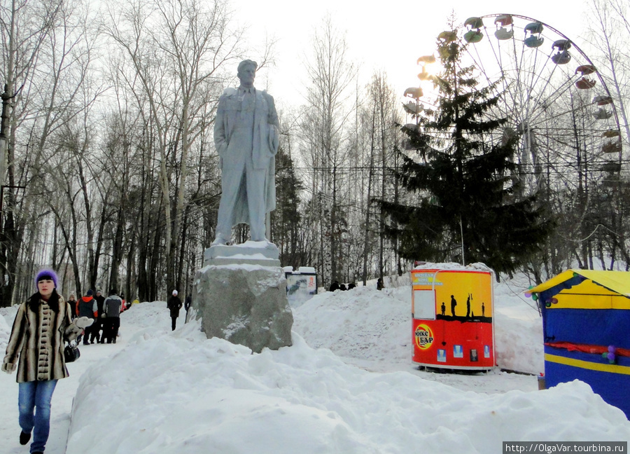 Вдалеке маячил долгожитель Маяковский, посмертно давший свое имя парку Екатеринбург, Россия