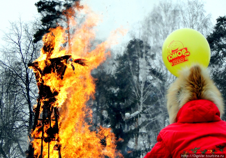 Пламя вспыхнуло мгновенно, устремившись вверх, и быстро поглотило тряпичное одеяние чучела Екатеринбург, Россия