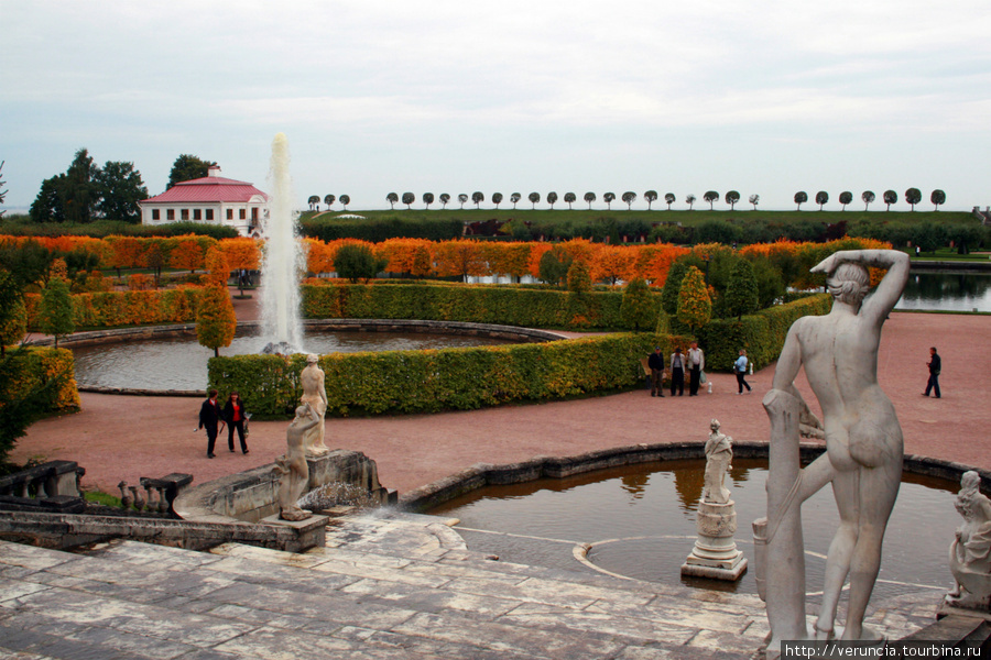 Если вы приехали в Петербург впервые на несколько дней, то обязательно побывайте в русском Версале. Оцените симметрию и гармонию Верхнего и Нижнего парков, почувствуйте себя детьми, искупавшись в фонтанах шутихах, восхититесь роскошью и позолотой дворцов. А если, вы уже бывали в Петергофе раньше, то отправьтесь на прогулку по городу и ближайшим окрестностям. Отыщите сказочный замок из «Трех толстяков», оцените ажурное изящество капеллы, увидьте легендарную голову воина, торчащую из земли в усадьбе «Сергиевка». Санкт-Петербург и Ленинградская область, Россия