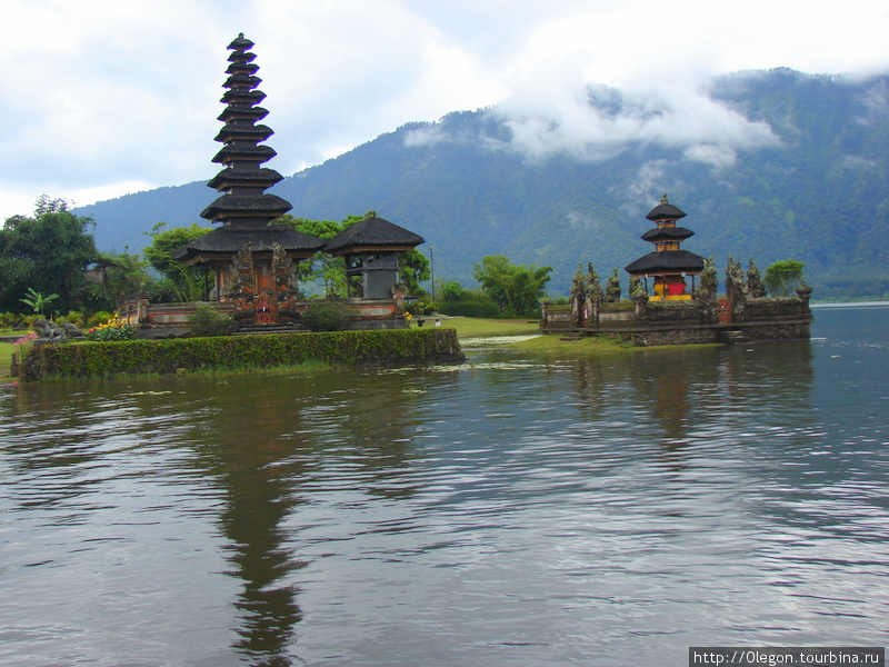 Стерегущий воды озера Бали, Индонезия