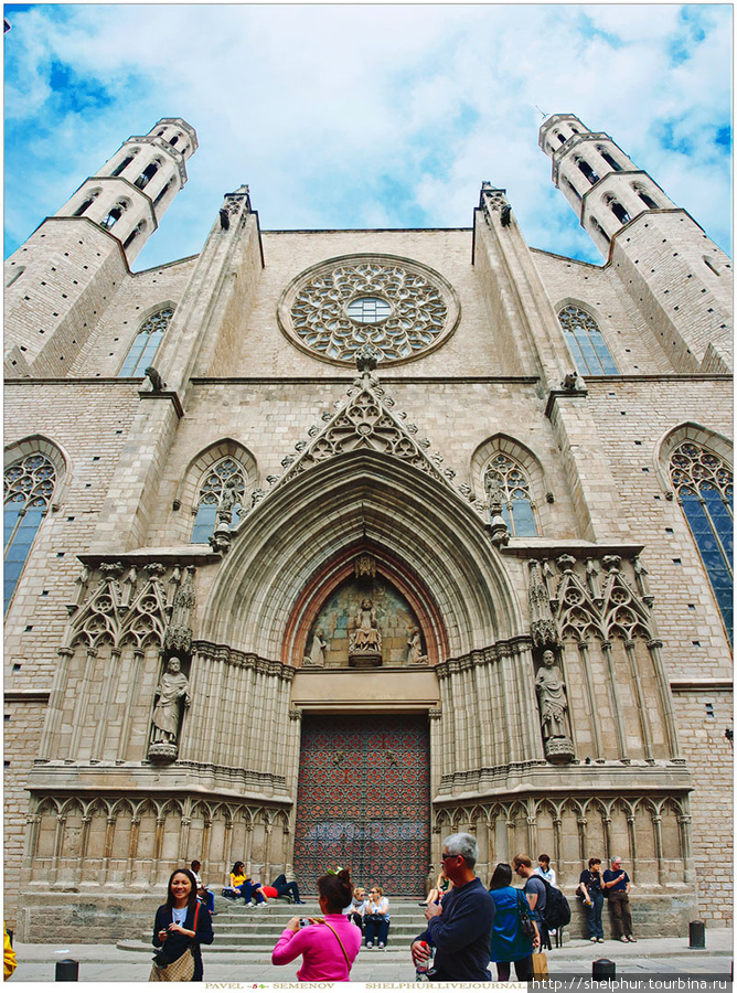 Западный фасад Parroquia Santa María del Mar. Построена в 1329—1383 годах, в эпоху расцвета в Каталонии торговли и мореплавания. Санта-Мария-дель-Мар представляет собой выдающийся образец каталонской готики, отличающийся чистотой и единством стиля, что в общем-то не свойственно большим средневековым сооружениям.
Возведению современного храма способствовал каноник Бернат Льуль (исп. Bernat Llull), который в 1324 году был назначен архидеканом церкви. Строительство началось 25 марта 1329 года, первый камень в фундамент церкви заложил король Альфонс IV Арагонский, о чём свидетельствует запись на латинском и каталанском языках на фасаде церкви. В 1379 году пожар уничтожил значительную часть здания. Строительство было закончено 3 ноября 1383 года. Землетрясение 1428 года нанесло серьёзный урон зданию церкви и разрушило витражную розетку на западном фасаде. Новый витраж в стиле пламенеющей готики был закончен в 1459 году. Картины и барочный алтарь были уничтожены пожаром в 1936 году Барселона, Испания
