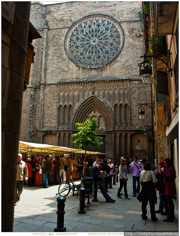 Parroquia de Santa Maria del Pi. Внутрь попасть не удалось, в тот день проходила закрытая служба и никого не пускали. Барселона, Испания