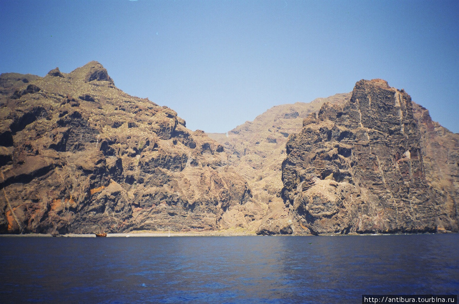 У Тенерифе великое множество естественных спокойных бухт, дно в которых просматривается почти на всю глубину. Там очень приятно поплавать и понырять, благо, сформировалась за 100 лет после извержения прибрежная водная флора и фауна. Канарские острова, Испания