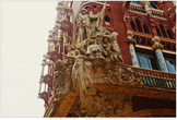 Consorci del Palau de la Música Catalana / Дворец каталонской музыки. Модернистских зданий в старом городе немного, но мало какие сооружения в этом стиле сравнятся с концертным залом, который ЮНЕСКО внесла в список Всемирного достояния человечества. Дворец каталонской музыки был построен по проекту Льюисом Думенек-и- Мунтане в 1908 г. Фасад, украшенный мозаикой, статуями и орнаментами, поражает. Позднейшая пристройка — работа местного архитектора Оскара Тускетса добавляе ему великолепия и скрывает ресторан высокой кулинарии. Необычный купол наоборот из цветного стекла рассетвает свет по залу. Скульптуры в зале изображают Рихарда Вагнера и Жузепа Ансельма Клаве. Последний — основатель хорового общества Орфео Катала, для которого и был построен Дворец каталонской музыки. В этот день нам не повезло вновь — вход был закрыт на выходные, а еще раз так и не дошли до него.