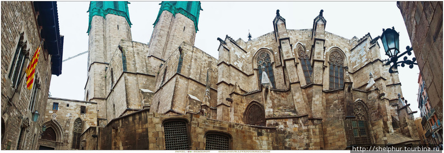 Собор Святого Креста и Святой Евлалии. С тыльной стороны, захотелось немного абстракции и собрал вот такую панораму =) Барселона, Испания
