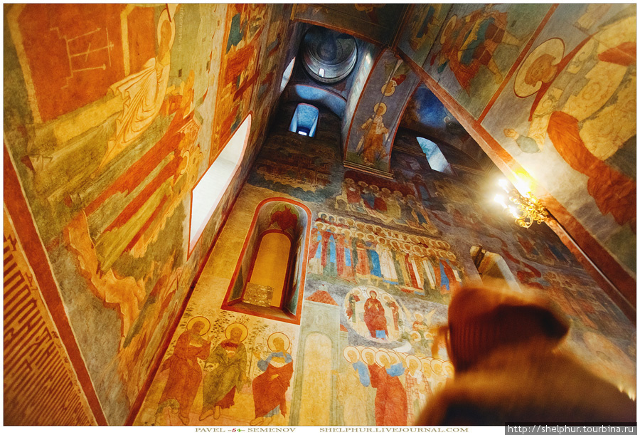 Храм недавно отреставрирован и многие фрески нанесены заново. Боровск, Россия