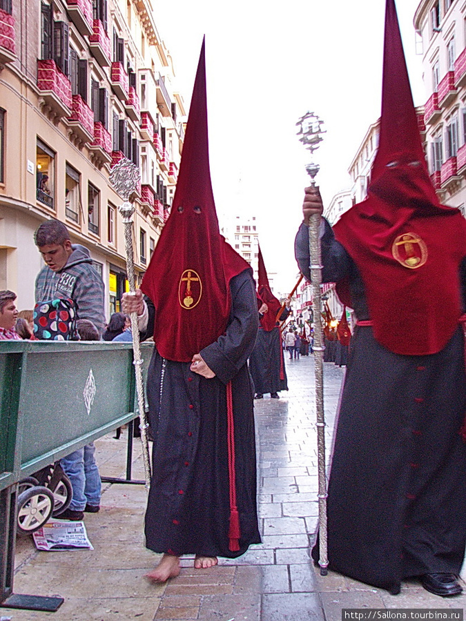 босиком в колпаке — искупая грехи Малага, Испания