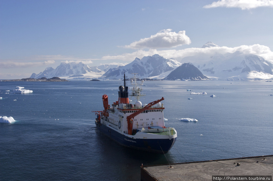 пристань, где могут швартоваться большие корабли....и наше научно-исследовательское судно ледокольного типа Антарктическая станция Росера, остров Аделаида (Великобритания), Антарктида