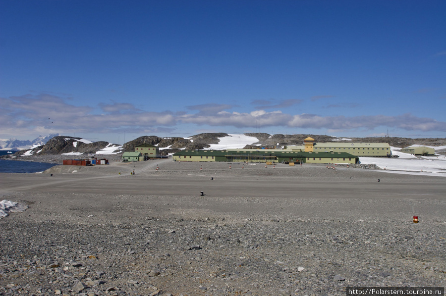 все здания на станции зеленого цвета Антарктическая станция Росера, остров Аделаида (Великобритания), Антарктида