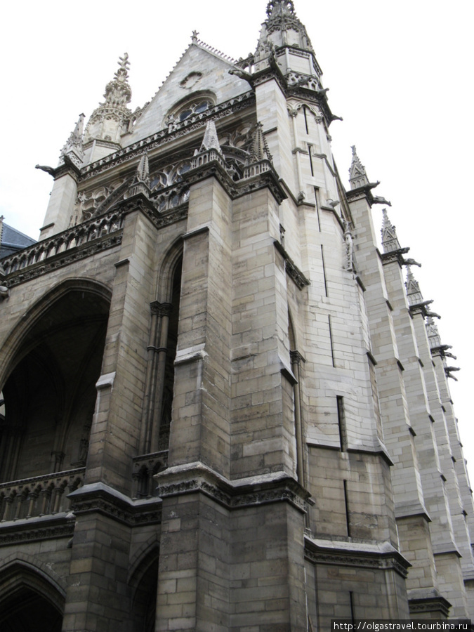 Очень высокое здание, первый и второй ярусы имеют разную высоту. Париж, Франция