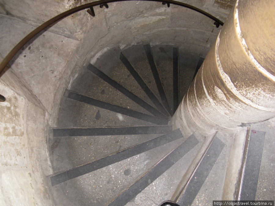 Винтовая лестница между ярусами. Париж, Франция