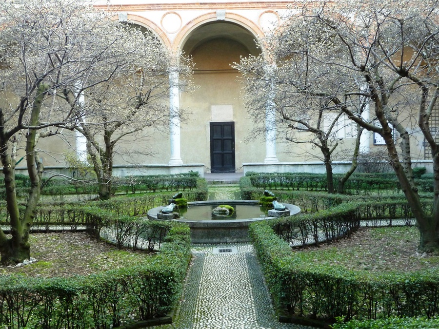 Дворик церкви Санта-Мария-делле-Грацие Милан, Италия