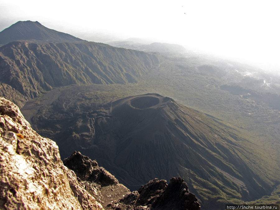 Новый кратер, вид с вершины. Аруша Национальный Парк и гора Меру (4566м), Танзания