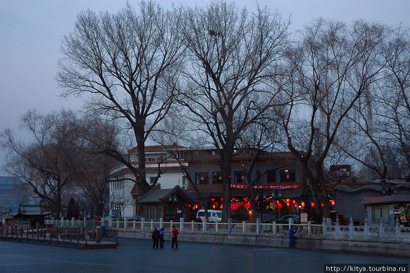 Зимний вечер на озёрах Шичахай Пекин, Китай