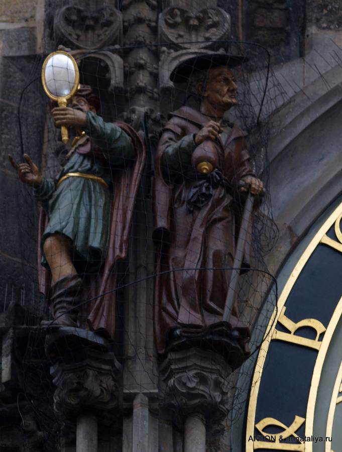 Фигуры рядом с часами Прага, Чехия