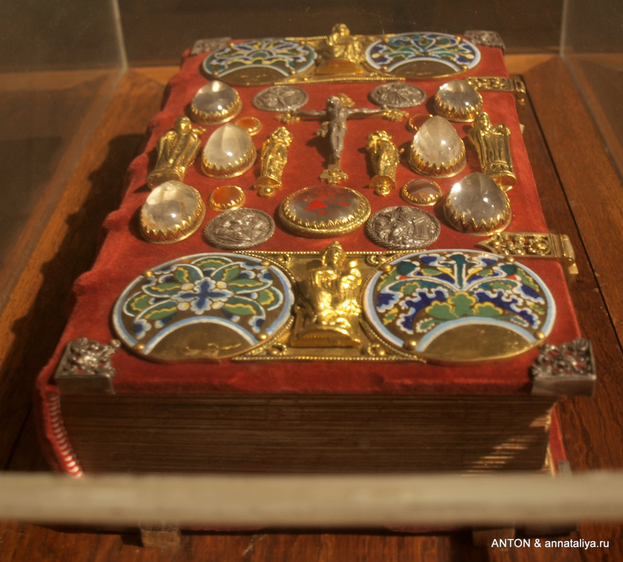 Евангелие 9 века — самая старинная книга библиотеки Прага, Чехия