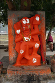 Зализанные индуистские статуи.