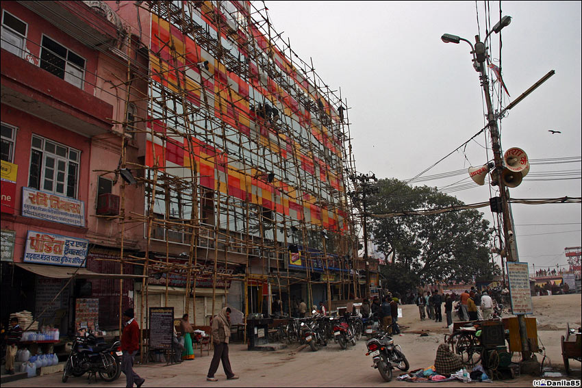 Строят новые здания... Харидвар, Индия