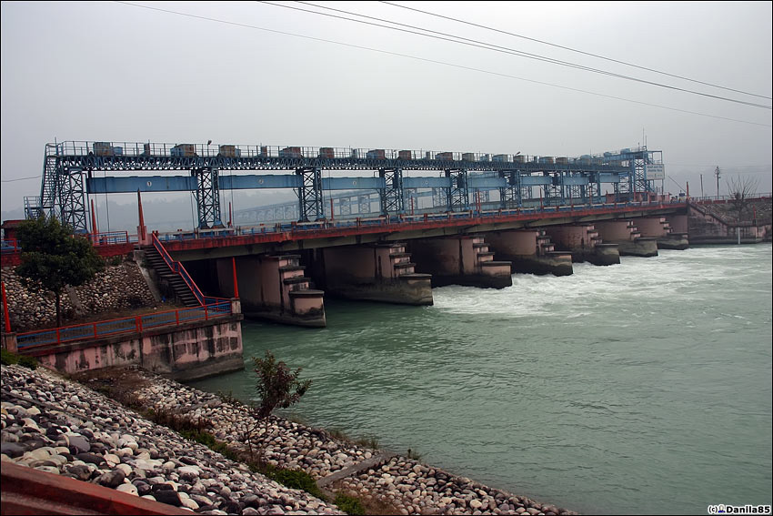 В город попадает лишь некоторая часть Ганги, которая разделяется на протоки многочисленными плотинами. Харидвар, Индия