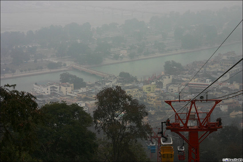 Туманный Харидвар. Мне приходится безбожно выкручивать контраст на всех фотках индийских городов — туманы и смог делают оригинальный кадр одним серым пятном. Харидвар, Индия