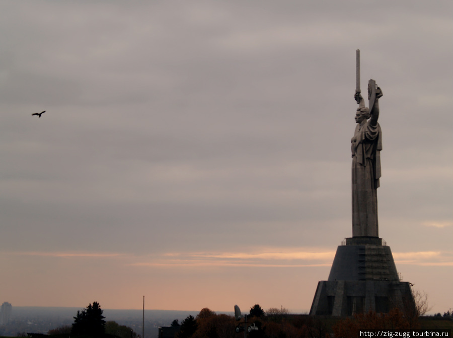 Монумент-скульптура «Родина-мать» Киев, Украина